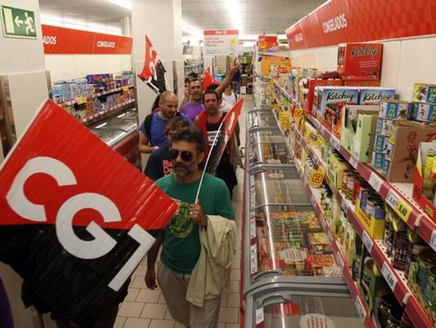 Los sindicatos se cuelan en un supermercado para forzar su cierre.

Foto: Migue Fern&aacute;ndez