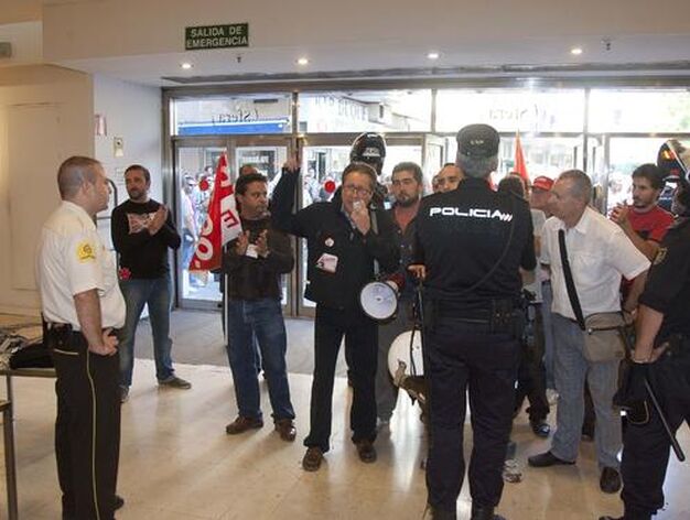 La Polic&iacute;a protege de lso piquetes informativos a los comercios abiertos.

Foto: Jaime Mart&iacute;nez