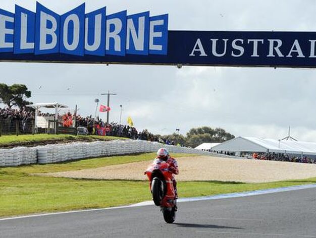 Stoner vuelve a imponer su ley en Australia y vence por delante de Lorenzo y Rossi.

Foto: EFE &middot; AFP &middot; Reuters
