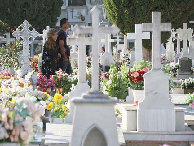 Miles de personas acuden al cementerio municipal durante la celebraci&oacute;n del D&iacute;a de los Difuntos. Un total de 611 cad&aacute;veres han sido inhumados en lo que va de a&ntilde;o, mientras que 162 familias optaron por 'enterrar' all&iacute; las cenizas de sus seres queridos.

Foto: Miguel Angel Gonzalez