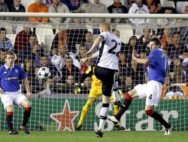 El Valencia golea 3-0 en casa al Glasgow Rangers. / EFE