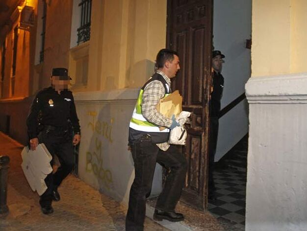Un Polic&iacute;a entra a la casa del suceso para recabar pruebas.

Foto: Antonio Pizarro
