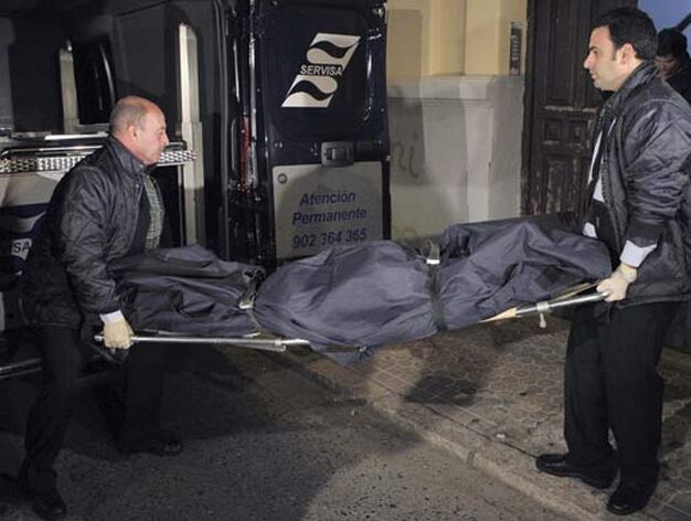 El cuerpo de la mujer de 39 a&ntilde;os asesinada esta noche en Sevilla es sacada de la vivienda situada en la calle Luis Cadarso.

Foto: Julio Mu&ntilde;oz (EFE)