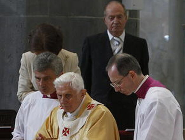 El papa Benedicto XVI bendice la Sagrada Familia de Barcelona y celebra una multitudinaria misa en su interior. 

Foto: EFE