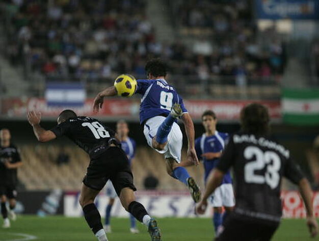 Moreno salta por un bal&oacute;n. 

Foto: Pascual