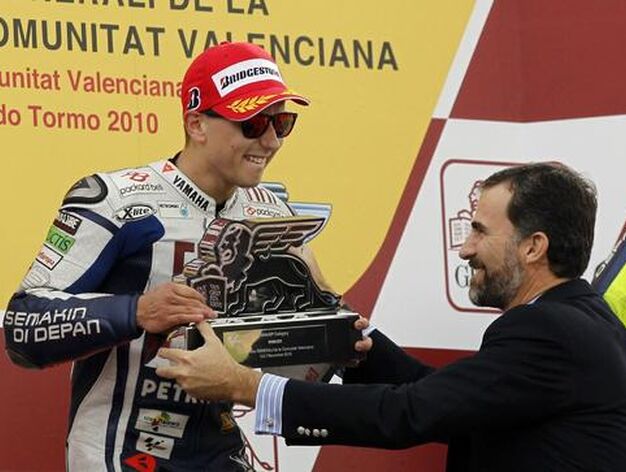 El Principe Felipe entrega el trofeo  jorge Lorenzo, Motos GP

Foto: J.C C&aacute;rdenas