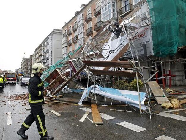 Destrozos provocados por el viento en Santander.

Foto: EFE-Esteban Cobo