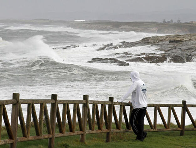 Un hombre observa la fuerza del viento en Ribadeo (Lugo)

Foto: EFE-Eliseo Trigo