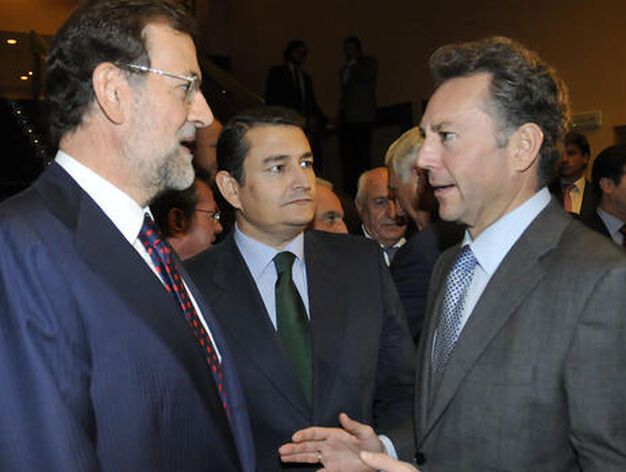 Mariano Rajoy conversa con Jos&eacute; Joly en presencia de Antonio Sanz.

Foto: Juan Carlos Vazquez / Victoria Hidalgo