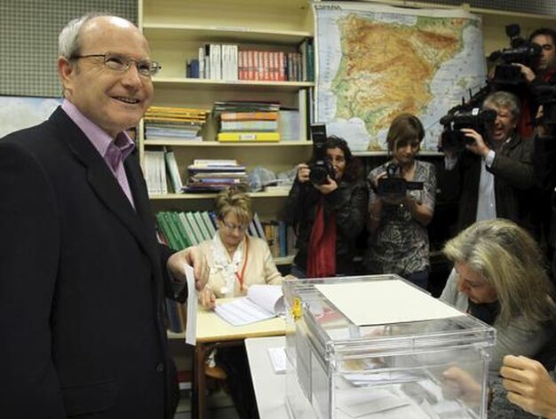 Jos&eacute; Montilla, candidato del PSC, que consigui&oacute; 28 esca&ntilde;os.

Foto: EFE