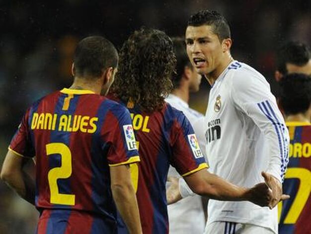 El Barcelona le endosa una 'manita' al Real Madrid de Mourinho en el Camp Nou. / AFP