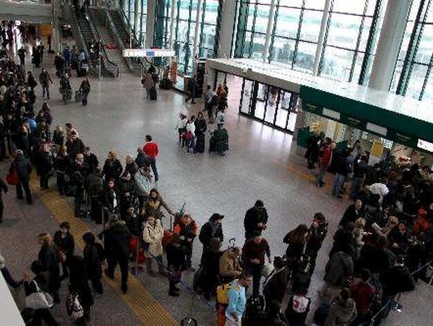 La huelga de controladores provoca el caos en los aeropuertos espa&ntilde;oles.

Foto: EFE