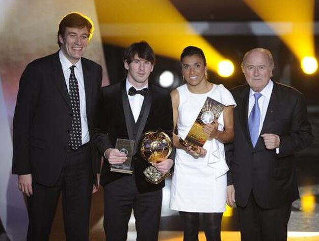 Fran&ccedil;ois Moriniere, propietario de 'L'Equipe'; Leo Messi, ganador del Bal&oacute;n de Oro 2010; Marta, mejor jugadora del a&ntilde;o para la FIFA, y el presidente de la FIFA, Joseph Blatter.

Foto: AFP Photo