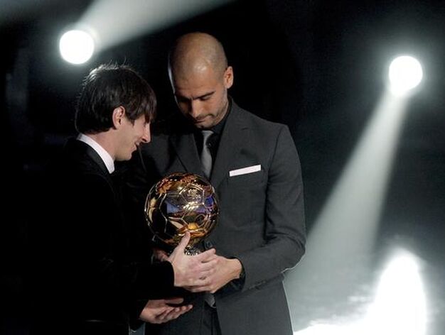 Pep Guardiola entrega a Leo Messi el Bal&oacute;n de Oro 2010.

Foto: Efe
