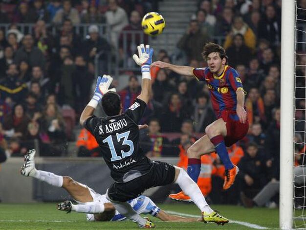 Messi centra un bal&oacute;n por encima de Asenjo. / EFE