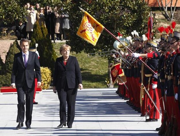 Merkel pasa revista junto a Zapatero a la Guardia de Honor.

Foto: Reuters