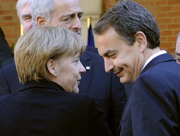 Merkel conversa distendidamente con Zapatero.

Foto: Afp