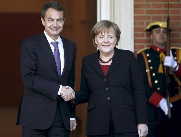 Jos&eacute; Luis Rodr&iacute;guez Zapatero estrecha la mano de Angela Merkel a las puertas de Mocloa.

Foto: Efe