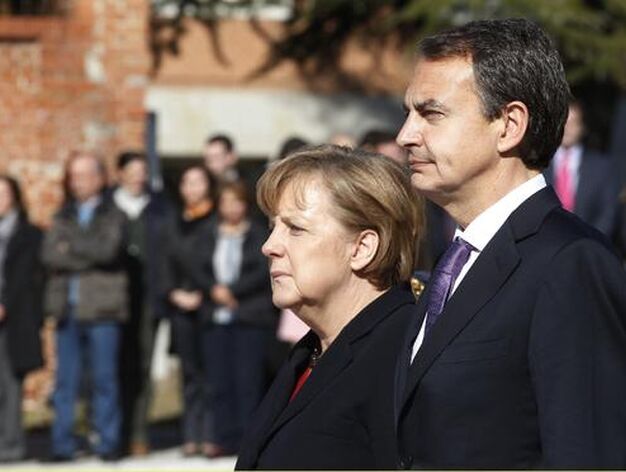 Zapatero y Merkel escuchan los himnos nacionales de Espa&ntilde;a y Alemania.

Foto: Reuters