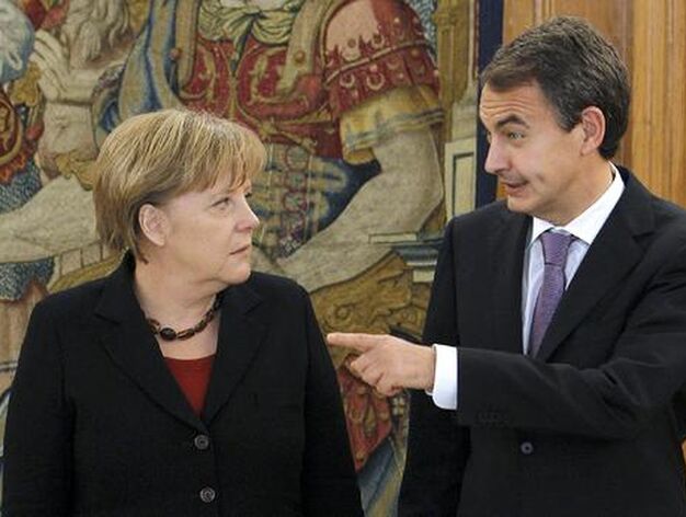 Zapatero conversa con Merkel.

Foto: Efe