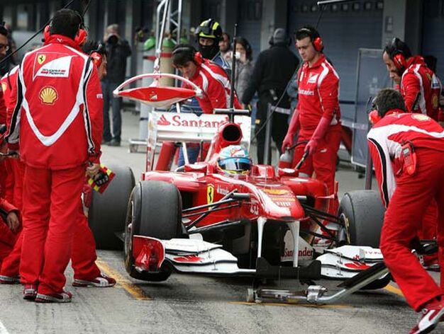 El brasile&ntilde;o Rubens Barrichello cierra, por delante del japon&eacute;s Kamui Kobayashi y el espa&ntilde;ol Fernando Alonso, la tabla de tiempos en la &uacute;ltima jornada de entrenamientos en el circuito de Jerez

Foto: Pascual