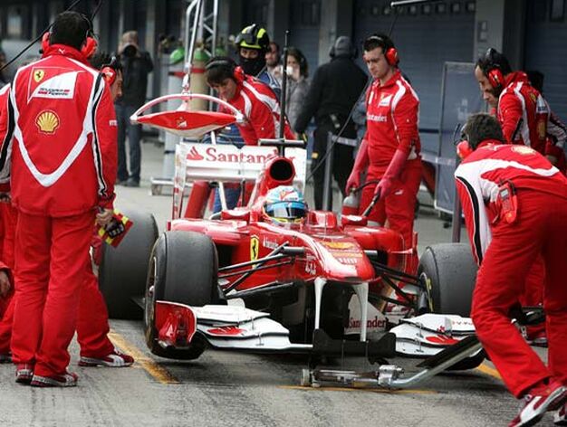 El brasile&ntilde;o Rubens Barrichello cierra, por delante del japon&eacute;s Kamui Kobayashi y el espa&ntilde;ol Fernando Alonso, la tabla de tiempos en la &uacute;ltima jornada de entrenamientos en el circuito de Jerez

Foto: Pascual