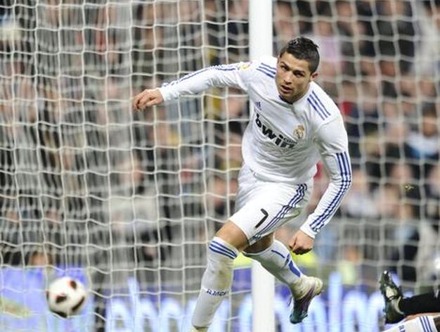 El M&aacute;laga sale goleado ante el Madrid en la vuelta de Pellegrini al Bernab&eacute;u. / AFP