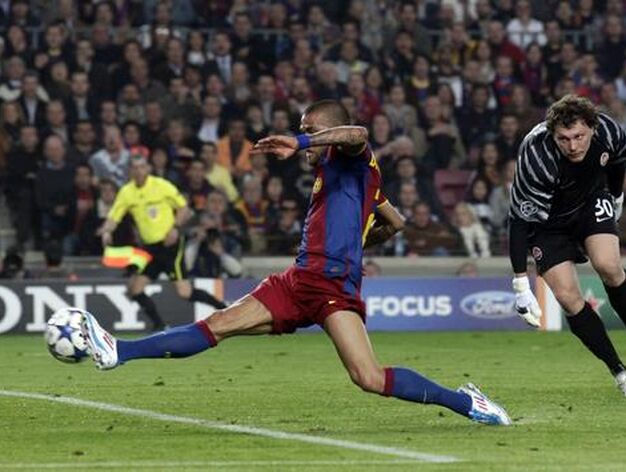 Alves empuja el bal&oacute;n a la porter&iacute;a del Shakhtar en el segundo gol. / Reuters