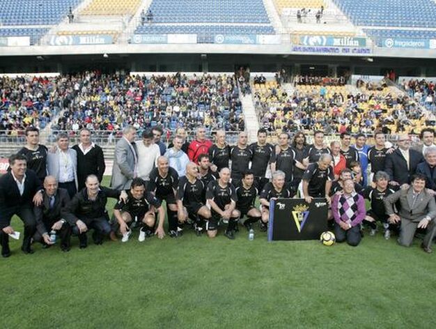 El once de las leyendas, que cont&oacute; con jugadores como Carvallo, Varela, Kiko o Dertycia. 

Foto: Jesus Marin