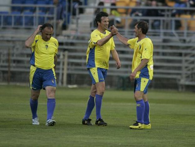 Jose y Pepe Mej&iacute;as celebran un gol en presencia de Baena. 

Foto: Jesus Marin