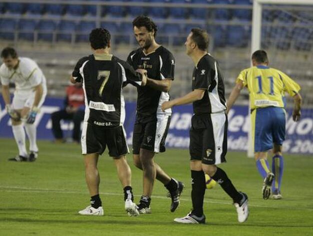 Paquito Arag&oacute;n y Varela felicitan a Kiko tras su gol. 

Foto: Jesus Marin
