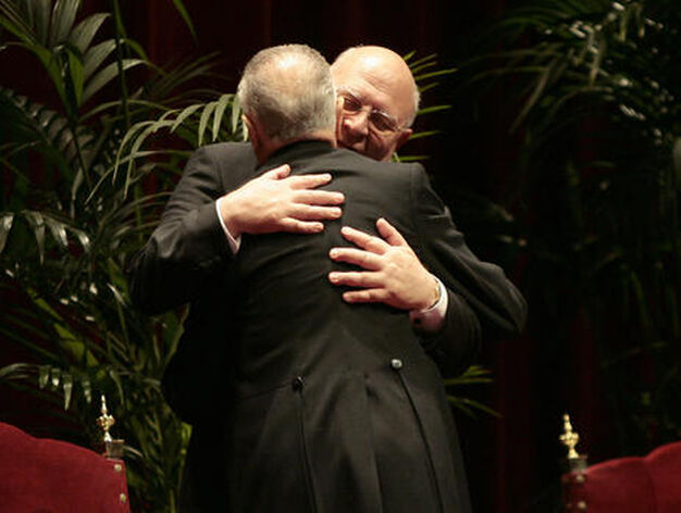 Cano-Romero abraza al presidente del Consejo General de Hermandades y Cofrad&iacute;as.

Foto: Juan Carlos Munoz