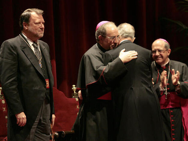 Cano-Romero recibe la felicitaci&oacute;n del arzobispo de Sevilla.

Foto: Juan Carlos Munoz