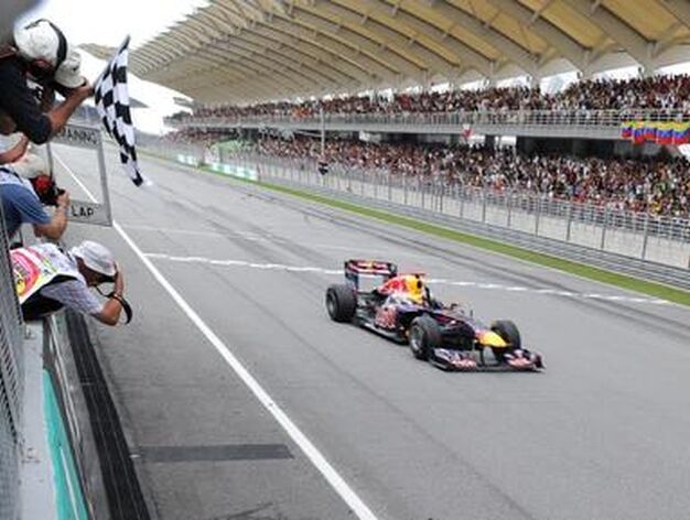 Vettel entra el primero en la meta. / AFP
