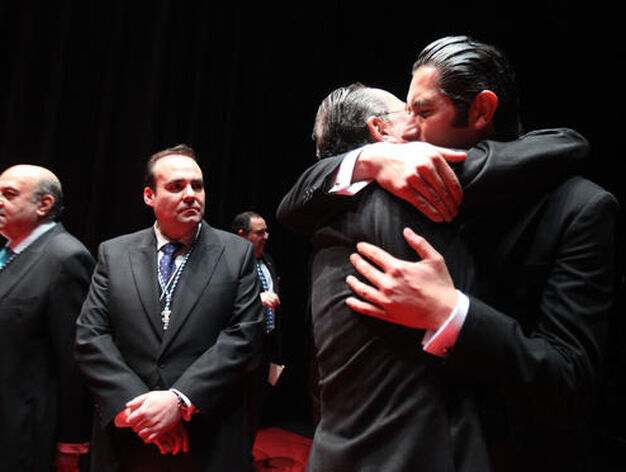 Jos&eacute; Antonio Zarzana y el pregonero del pasado a&ntilde;o, Jos&eacute; Gallardo Quir&oacute;s, se funden en un abrazo.

Foto: Vanesa Lobo