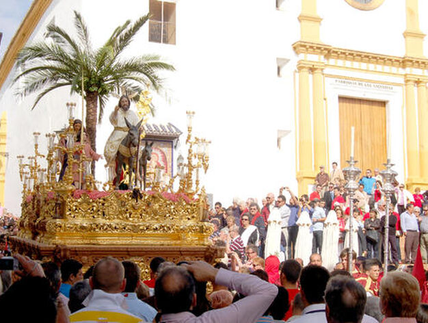 Salida de La Mulita de la parroquia de la Virgen de las Angustias en Ayamonte./Beni M. Costa