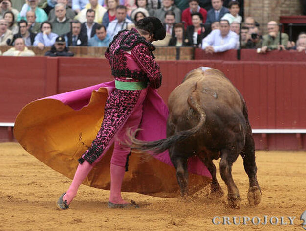 Morante torea al cuarto toro de la tarde de la primera corrida del abono de la Maestranza de la temporada 2011.

Foto: Juan Carlos Mu&ntilde;oz
