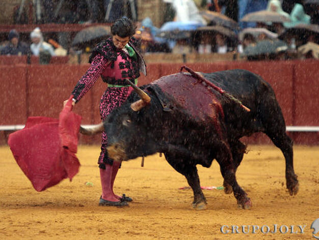 El torero Morante de la Puebla lidia el primer toro de la tarde bajo una gran tormenta.

Foto: Juan Carlos Mu&ntilde;oz