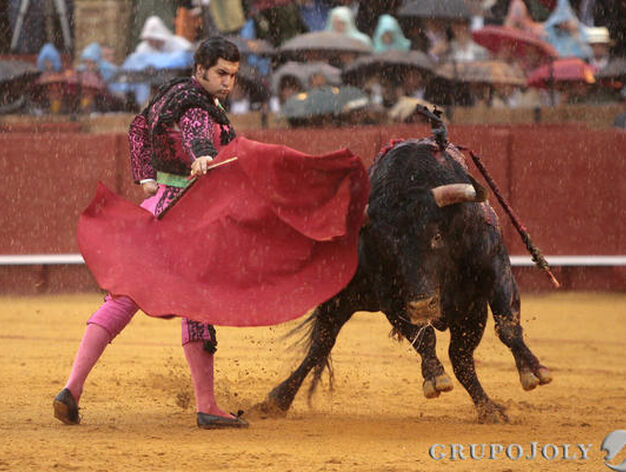 El torero Morante de la Puebla lidia el primer toro de la tarde bajo una gran tormenta.

Foto: Juan Carlos Mu&ntilde;oz