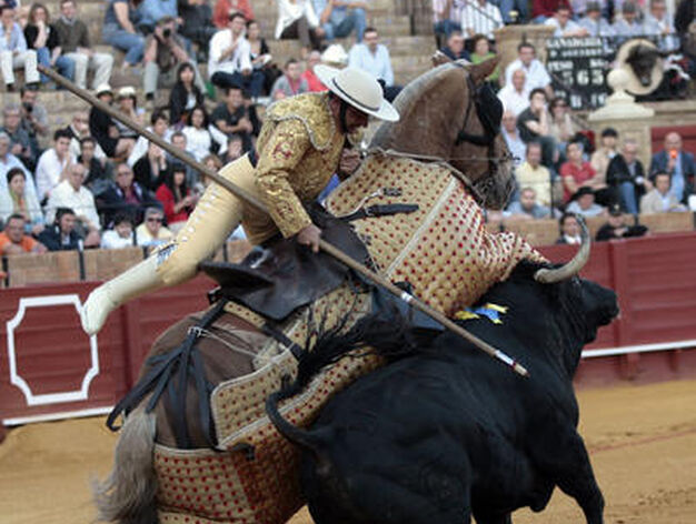 Lucha entre el picador y el sexto toro.

Foto: Juan Carlos Mu&ntilde;oz
