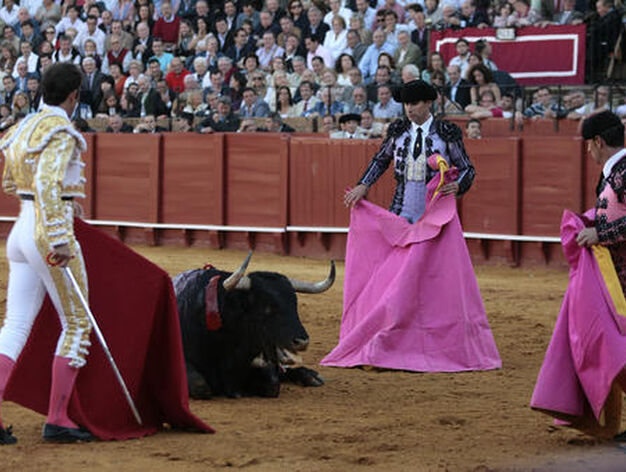 Salvador Cort&eacute;s ante el descastad&iacute;simo quinto toro de la tarde.

Foto: Juan Carlos Mu&ntilde;oz