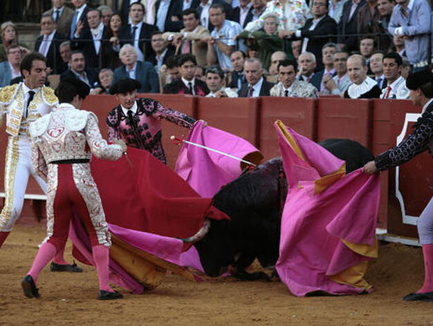 La cuadrilla con el quinto toro, herido.

Foto: Juan Carlos Mu&ntilde;oz