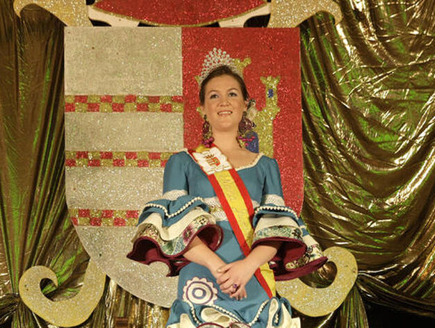 La reina juvenil, Anna Daphne Brophy, emocionada desde el escenario, una vez coronada

Foto: Erasmo Fenoy