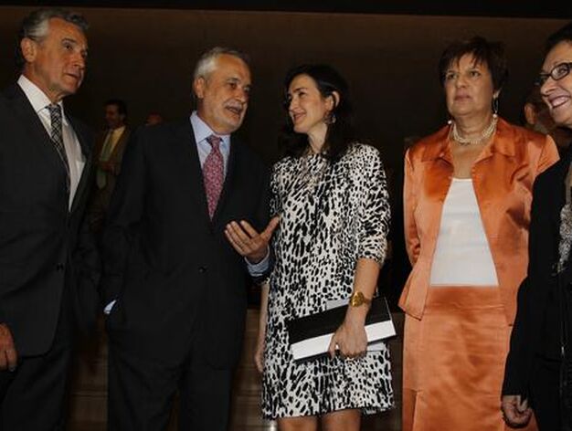 La ministra de Cultura, en el centro, junto al presidente de la Junta y varios consejeros. / A. Pizarro &middot; V. Hidalgo
