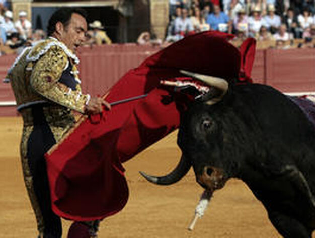 'El Cid', en su lucha contra el segundo.

Foto: Juan Carlos Mu&ntilde;oz