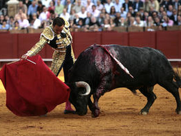 'El Cid', en su lucha contra el segundo.

Foto: Juan Carlos Mu&ntilde;oz