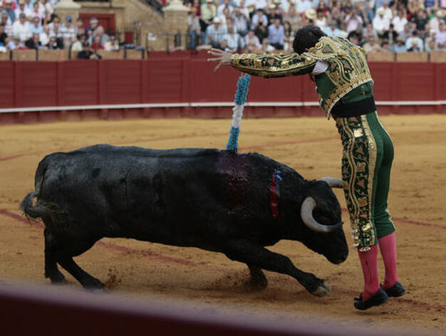 El jerezano Juan Jos&eacute; Padilla, frente a un agresivo cuarto toro.

Foto: Juan Carlos Mu&ntilde;oz
