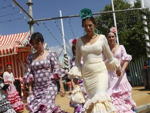 Varias chicas acuden al Real de la Feria.

Foto: Jos&eacute; &Aacute;ngel Garc&iacute;a