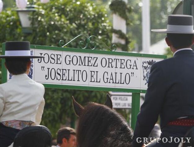 Caballistas ante el cartel de la calle 'Joselito el Gallo' en el real de la Feria.

Foto: Victoria Hidalgo