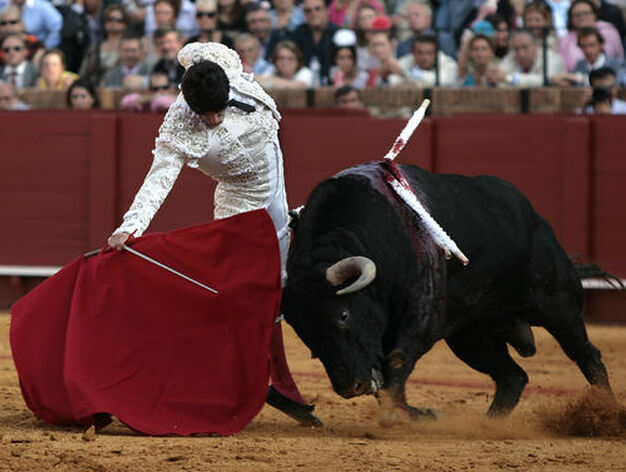 Alejandro Talavante con el tercer toro.

Foto: Juan Carlos Mu&ntilde;oz